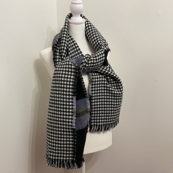 NWOT Tahari Acrylic Reversible Scarf OSFM - Picture 5 of 16